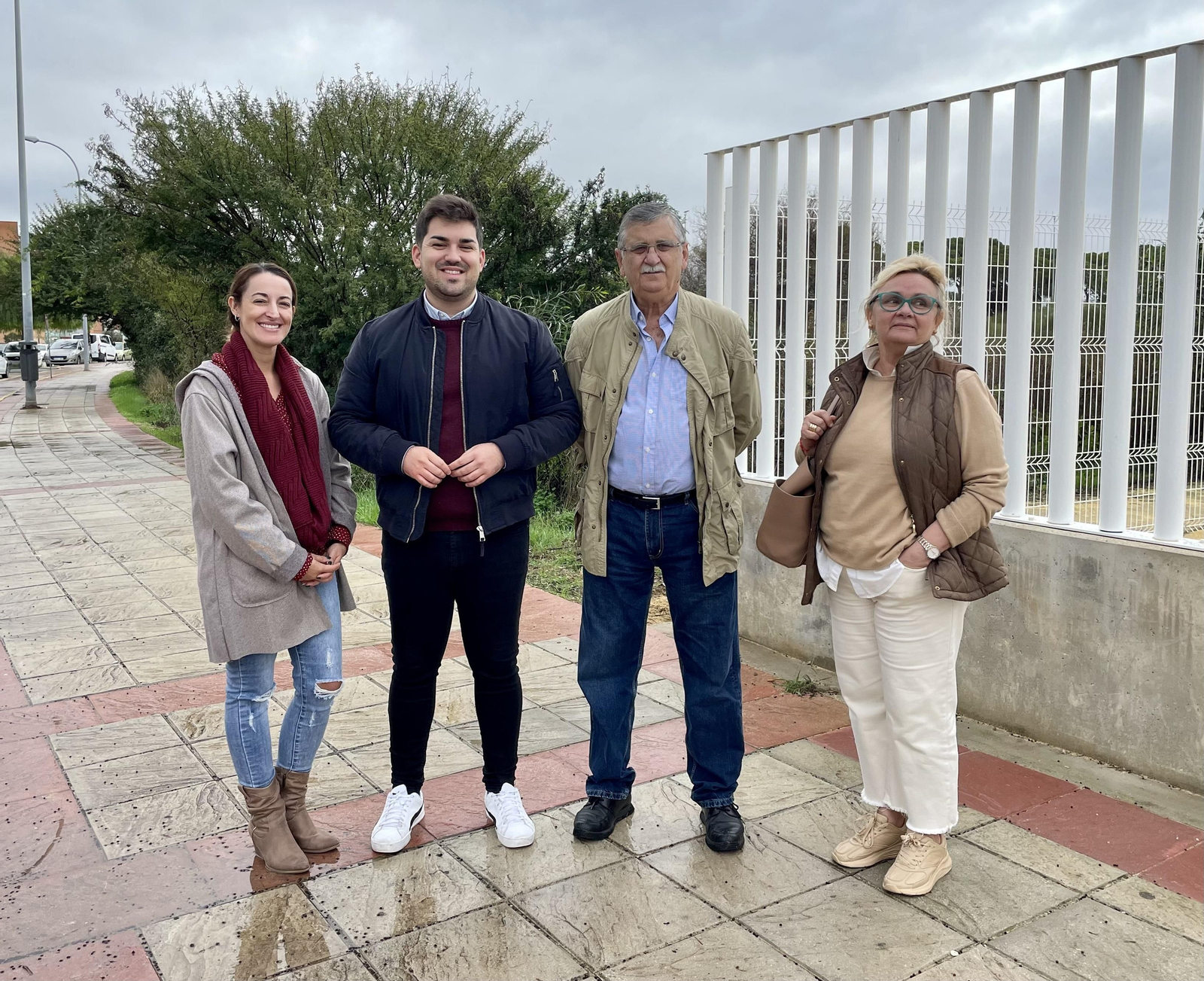 Miembros de AxSí ante el colegio de Casines en Puerto Real