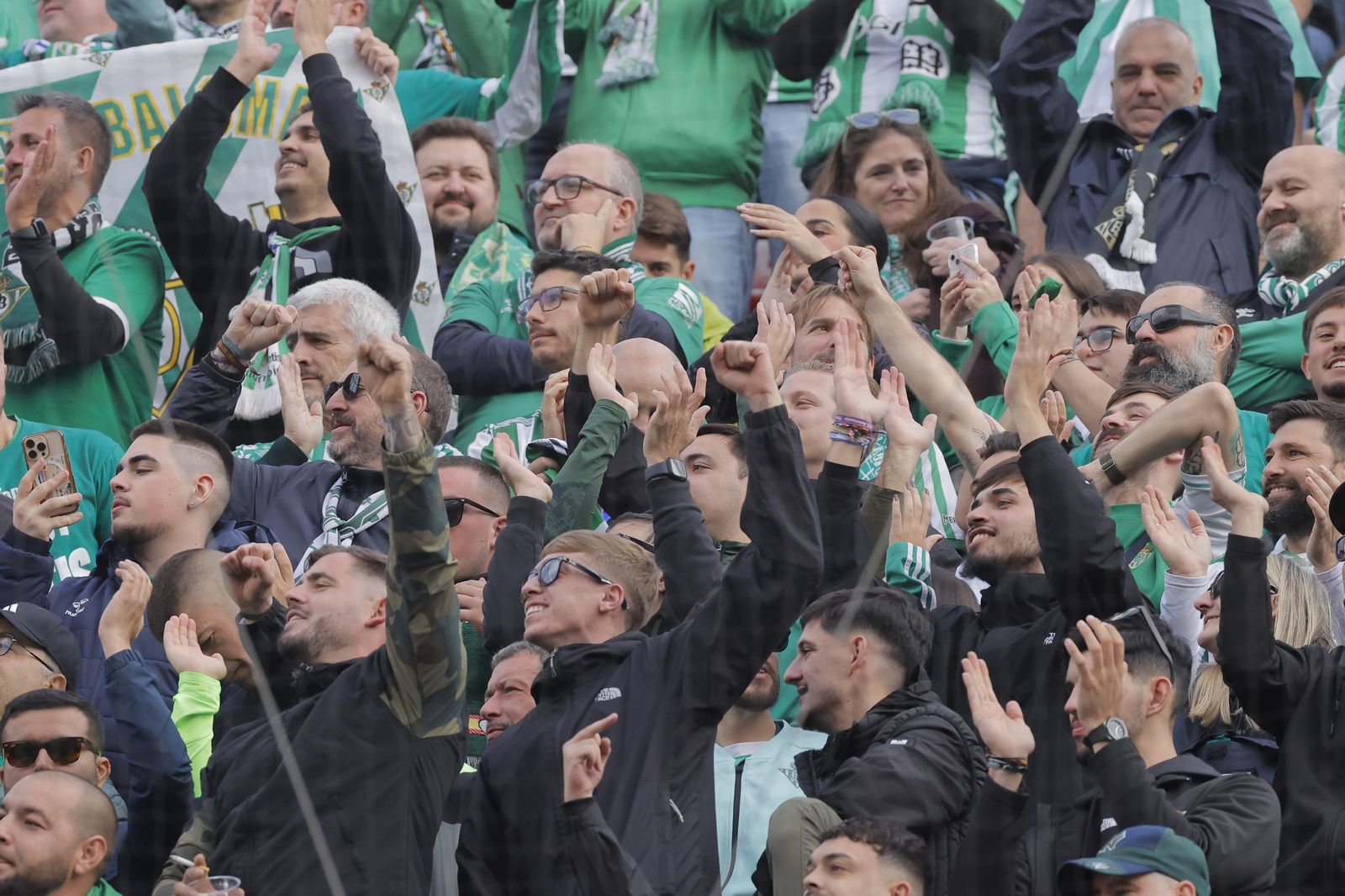 Búscate en las fotos del Sevilla -Betis