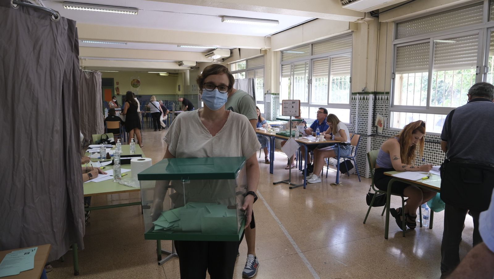 Imágenes de la votaciones en Almería al parlamento andaluz