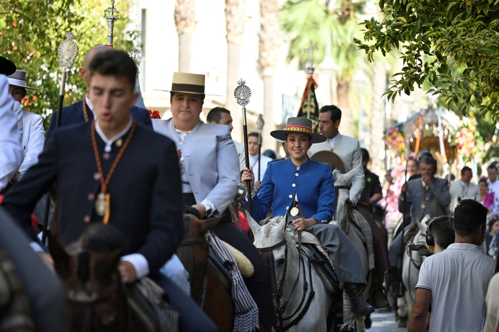 Imágenes de los peregrinos de la Hermandad de Emigrantes en su salida por las calles de Huelva