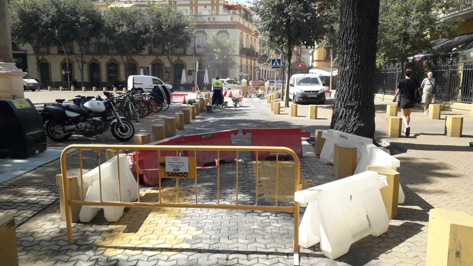 Trabajos de repaso en el carril de circulación de la Alameda de Hércules.