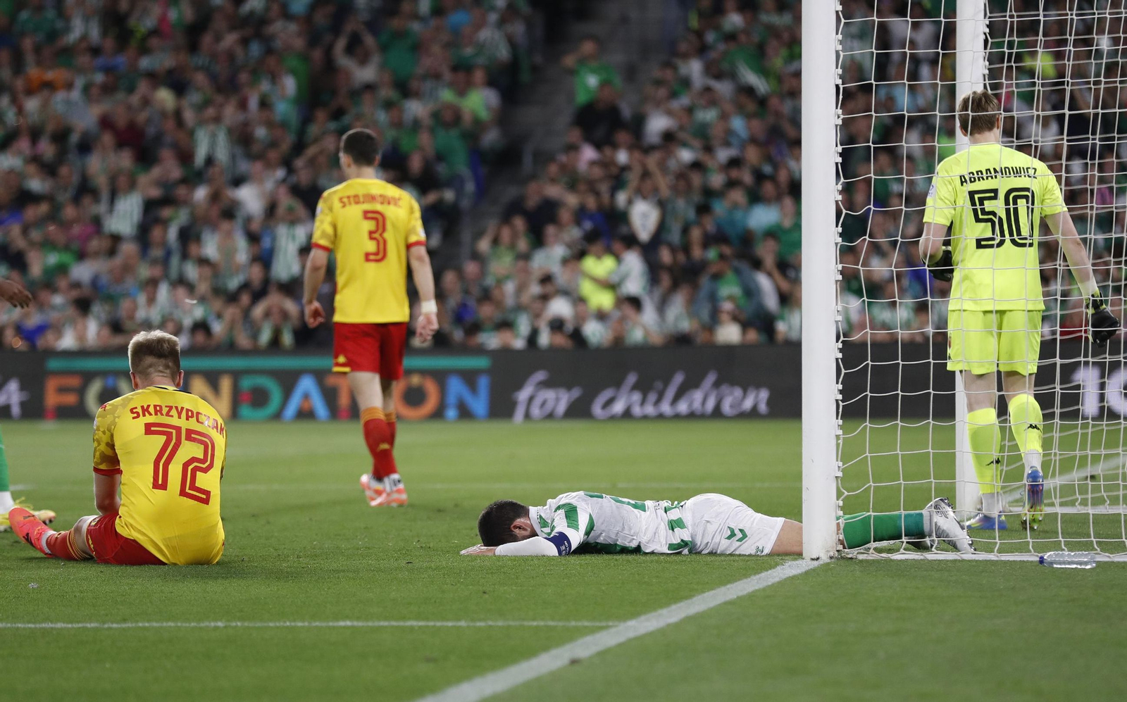 Isco se lamenta tras no acertar con el cabezazo en el pase de Antony.