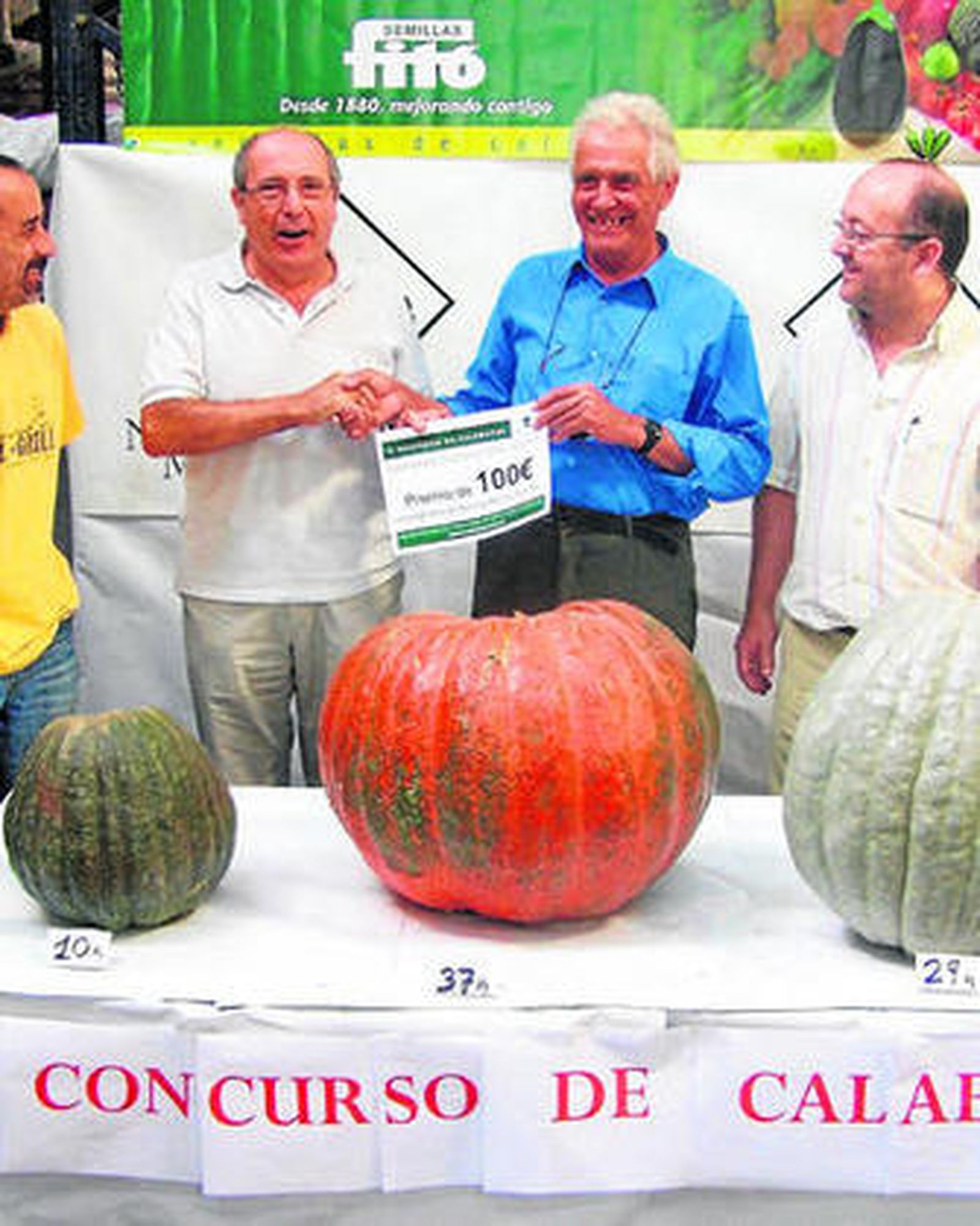 Entrega de su premio al ganador del concurso.