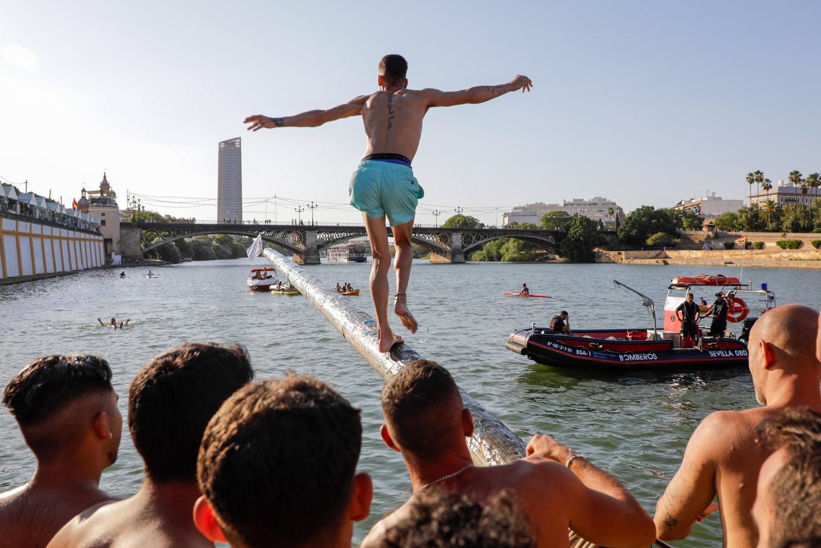Las fotos de la cucaña en la Velá de Triana