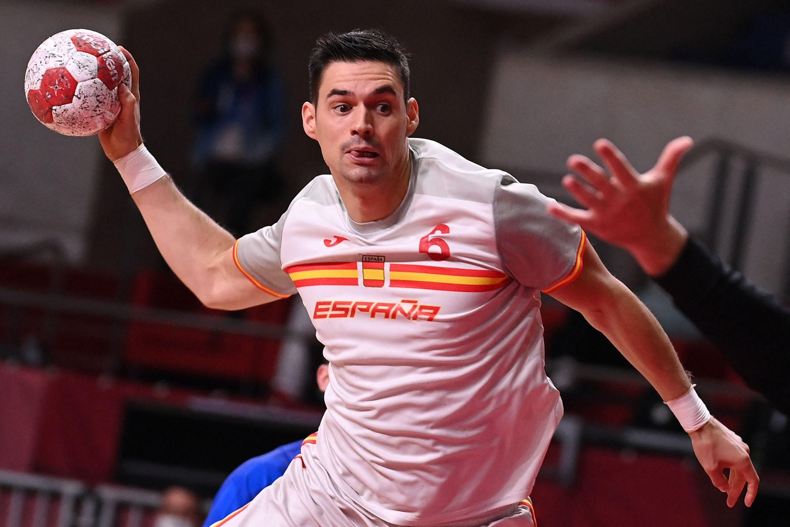 Ángel Fernández lanza a portería.