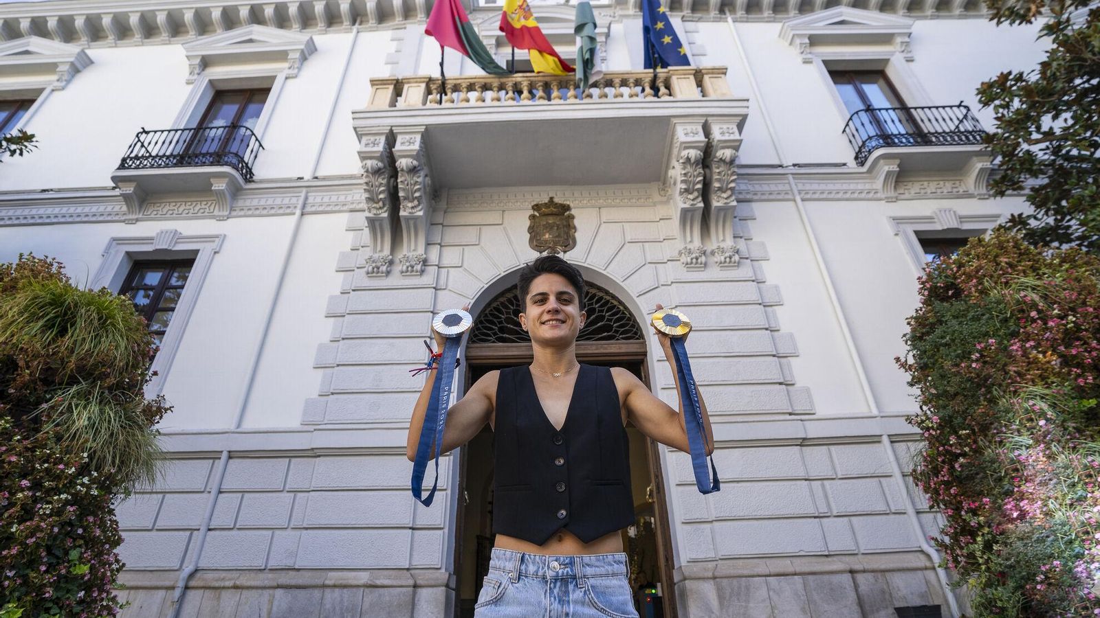 María Pérez, ante el Ayuntamiento de Granada