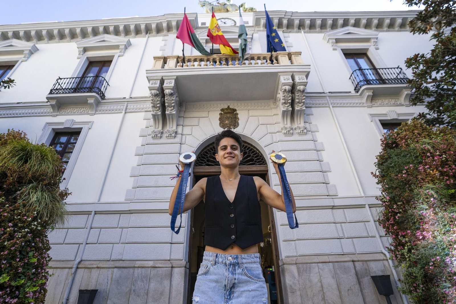 María Pérez, ante el Ayuntamiento de Granada