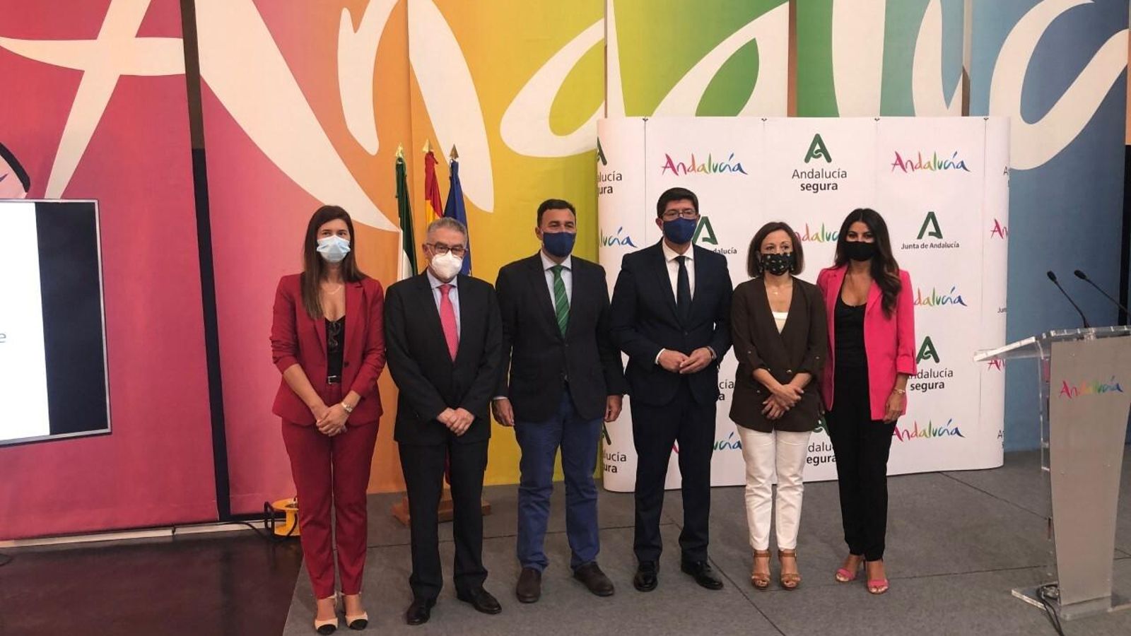 Un momento de la presentación del bono turístico con varias autoridades.