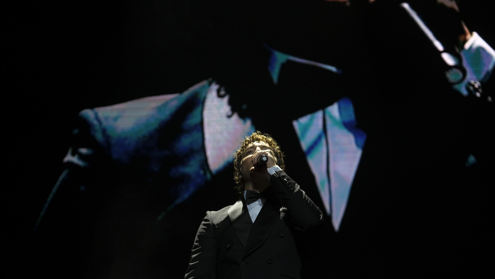 David Bisbal enamora a su Almería en el inicio de la gira 'Todo es Posible en Navidad', en fotografías