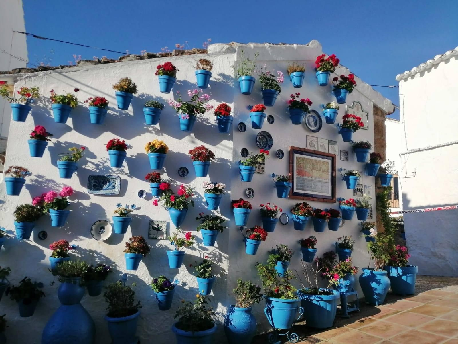 Fotografías de cómo lucen los patios, balcones y rejas de Iznájar.
