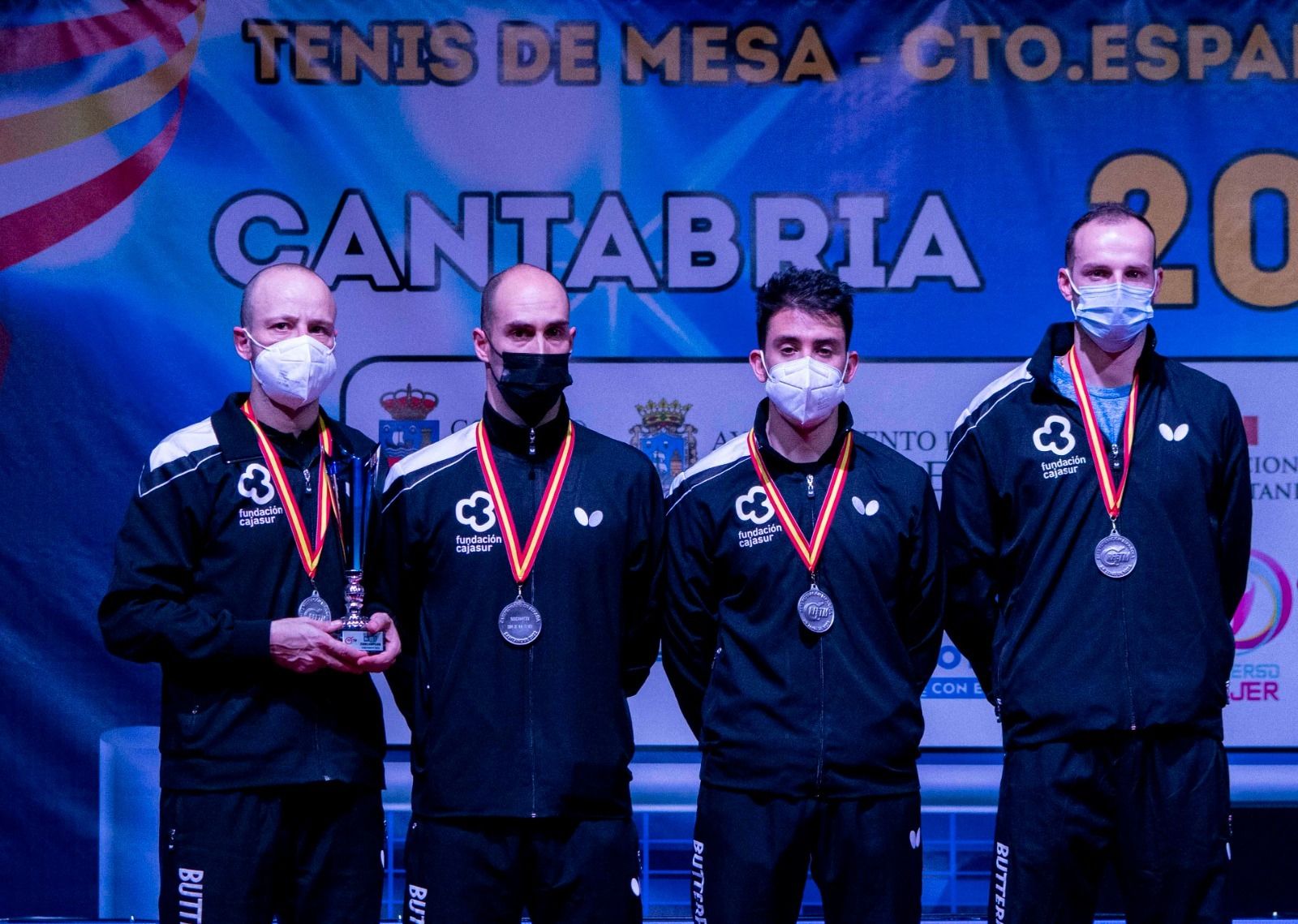 Los jugadores del Cajasur Priego posan con el trofeo de subcampeones.