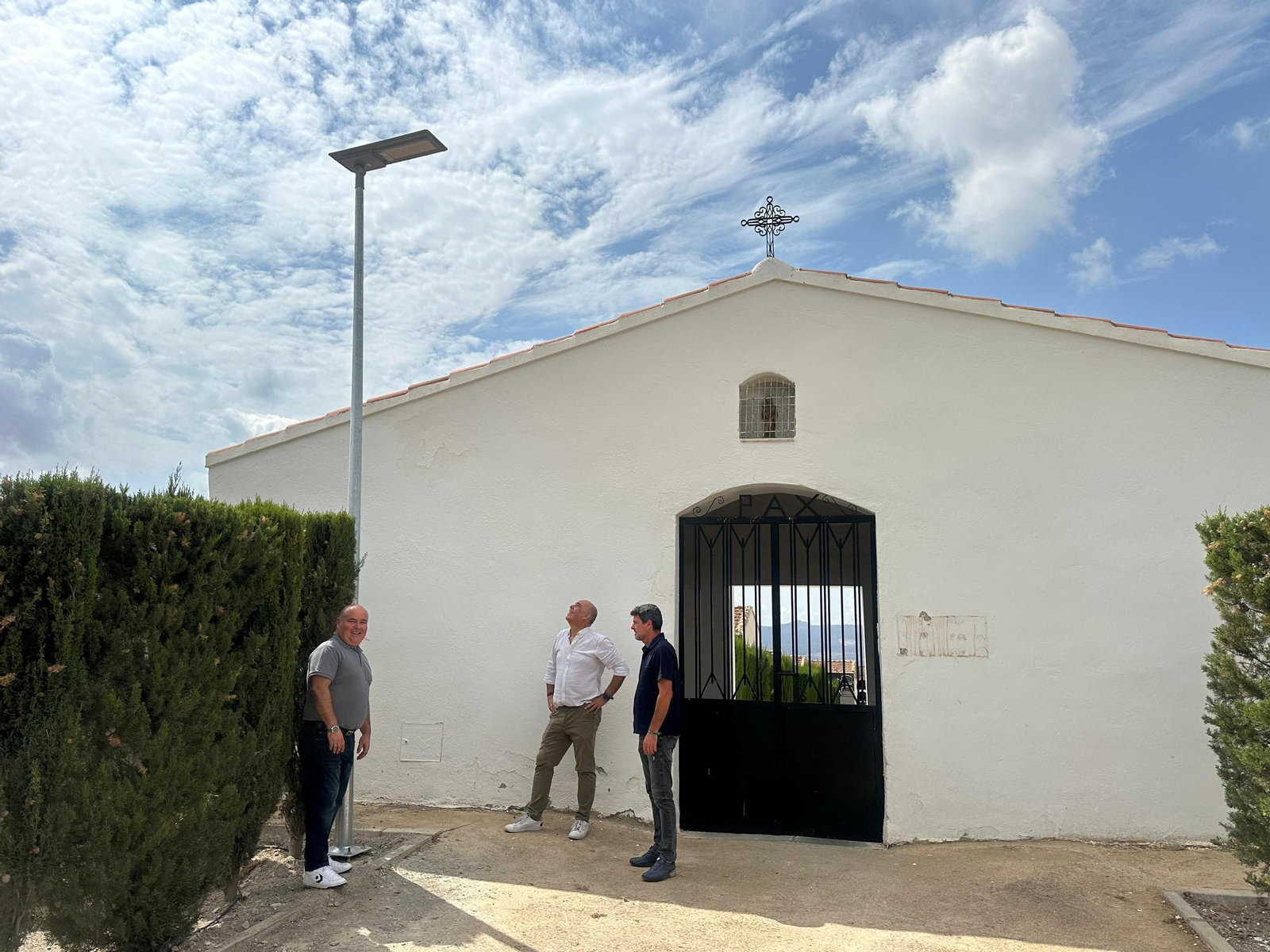 Seis cementerios rurales de la localidad cuentan ya con luminarias solares.