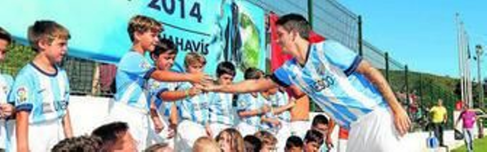 Luis Alberto saluda a los niños del campus del Málaga en su presentación.