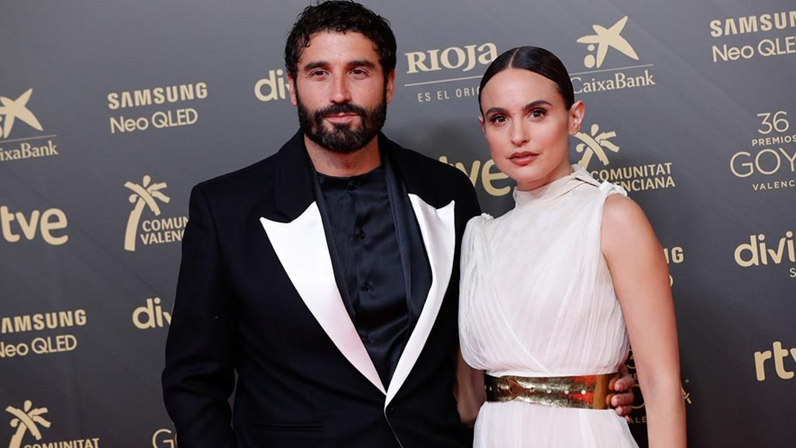 Álex García y Verónica Echegui posan juntos para los medios así de favorecidos en la alfombra de los Goya 2022