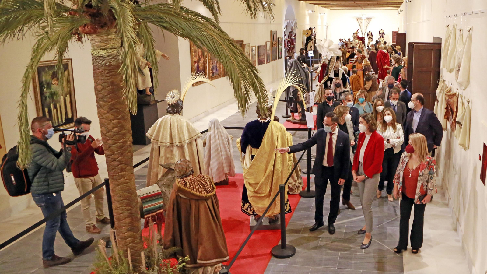 La ministra Reyes Maroto visitando la exposición cofrade en Jerez