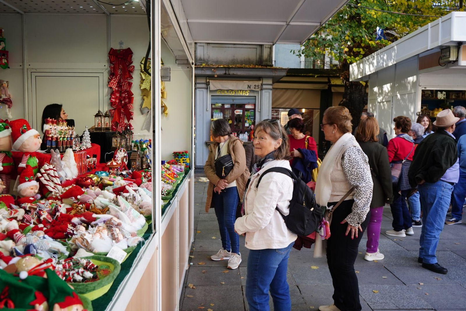 Granada prepara la Navidad: así está quedando Bib-Rambla con los tradicionales puestos de figuritas y belenes