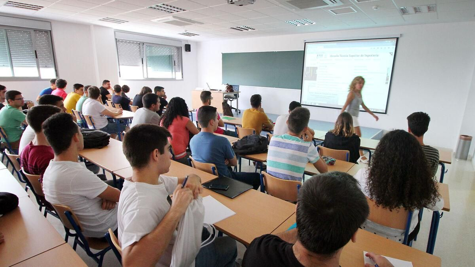 Alumnos de la UHU durante una de sus clases en una imagen de archivo