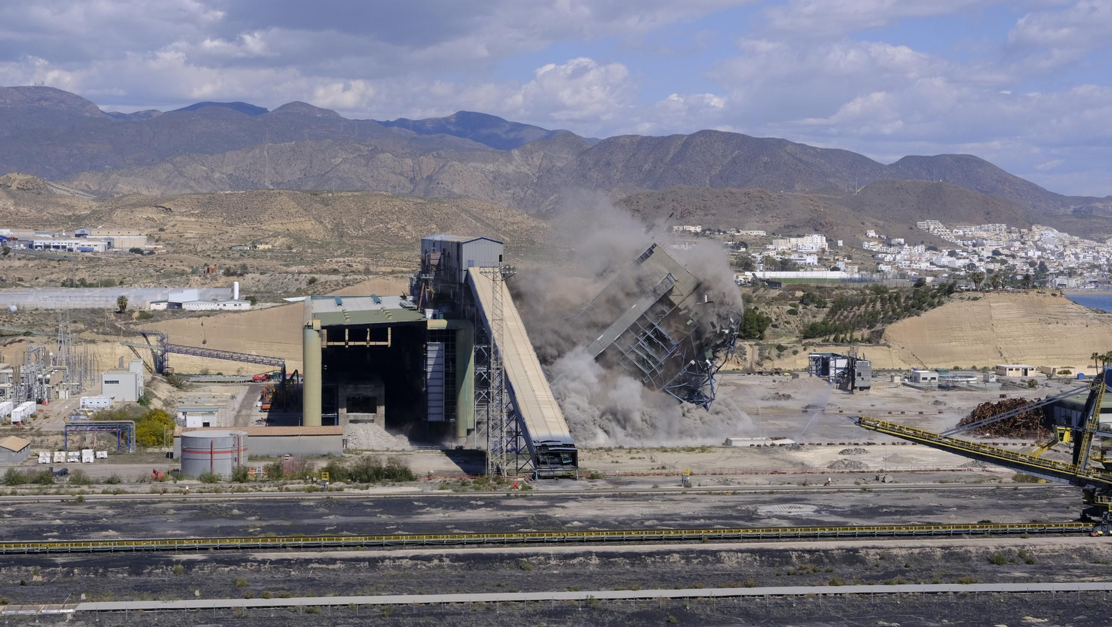 La voladura-demolición de la central térmica de Endesa en Carboneras, en imágenes