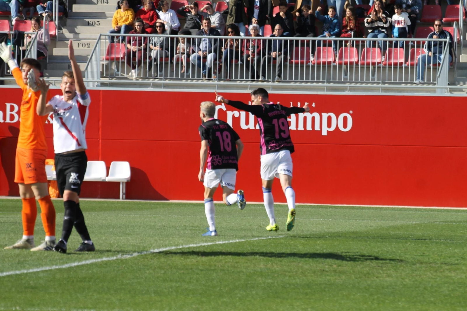 Rubén Cruz e Isi Ros festejan el primer gol ante las protestas sevillistas.