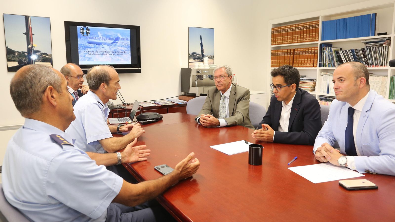 Una de las reuniones que se mantuvieron en las instalaciones de Moguer.