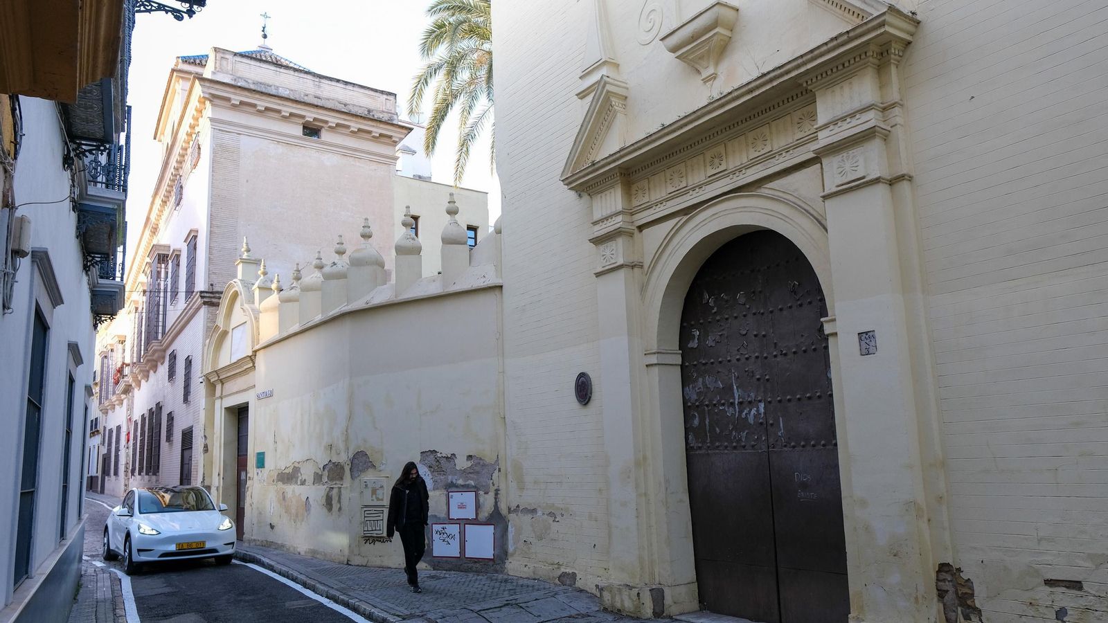 La fachada del antiguo convento de Santa María de los Reyes en la calle Santiago.