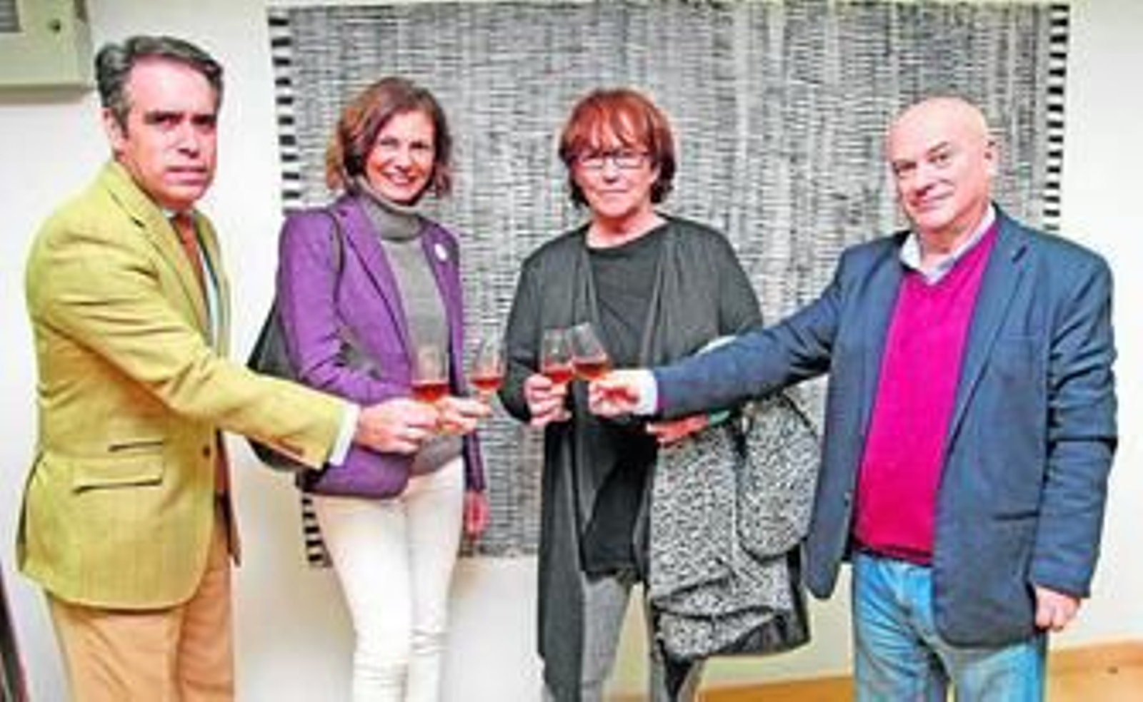 Rafael Navas, Carla Puerto, Magdalena Murciano y Bernardo Palomo brindan tras la inauguración de la exposición.