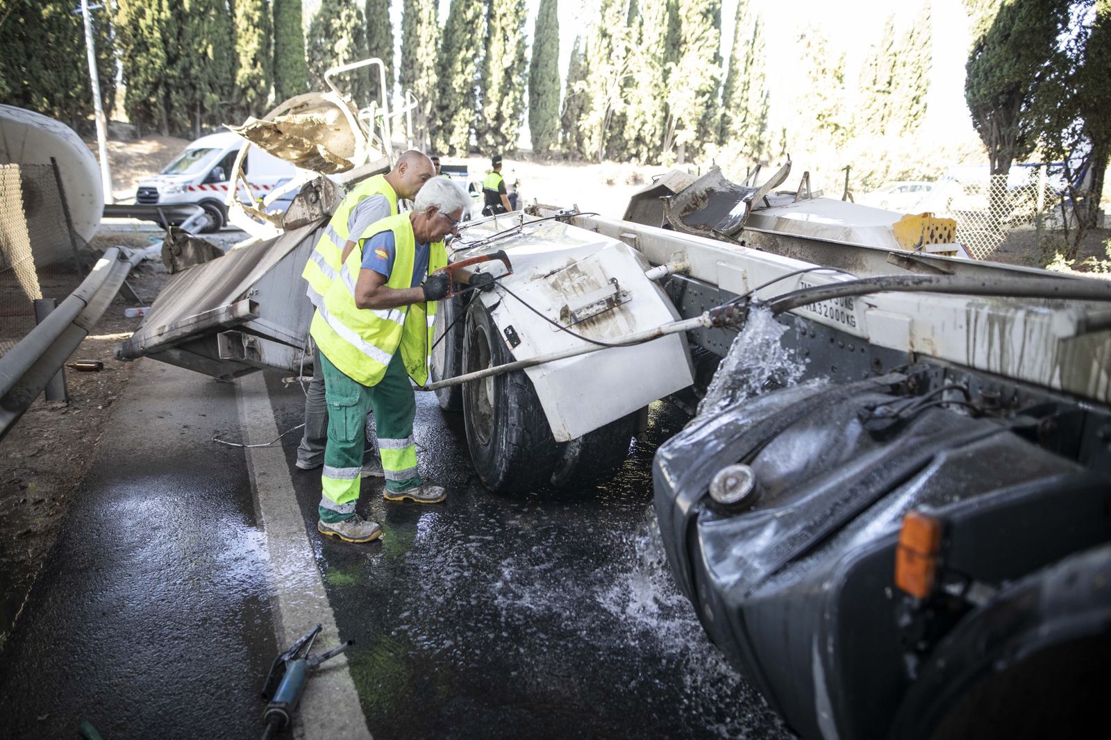 Imágenes de la caída de la cuba de hormigón bajo la Autovía en La Chana