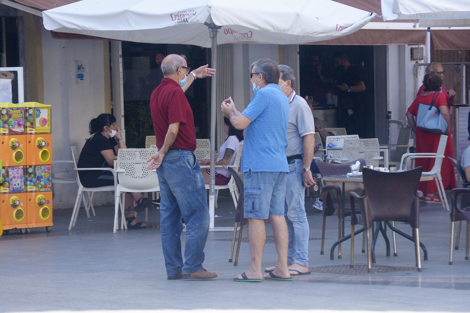 Imágenes del primer día de obligatoriedad de las mascarillas en La Linea.