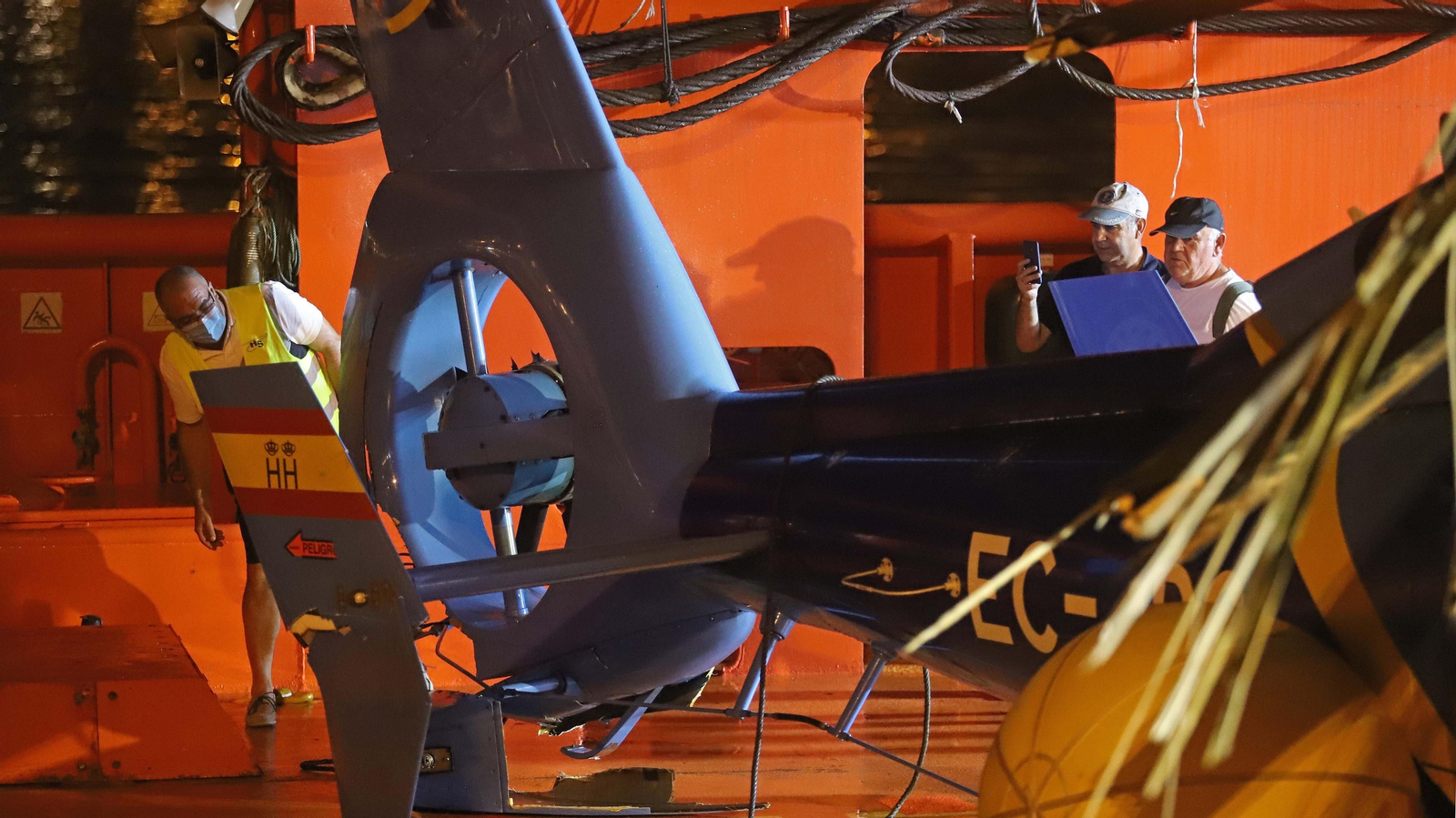 Fotos del traslado a Algeciras del helicóptero de Aduanas accidentado