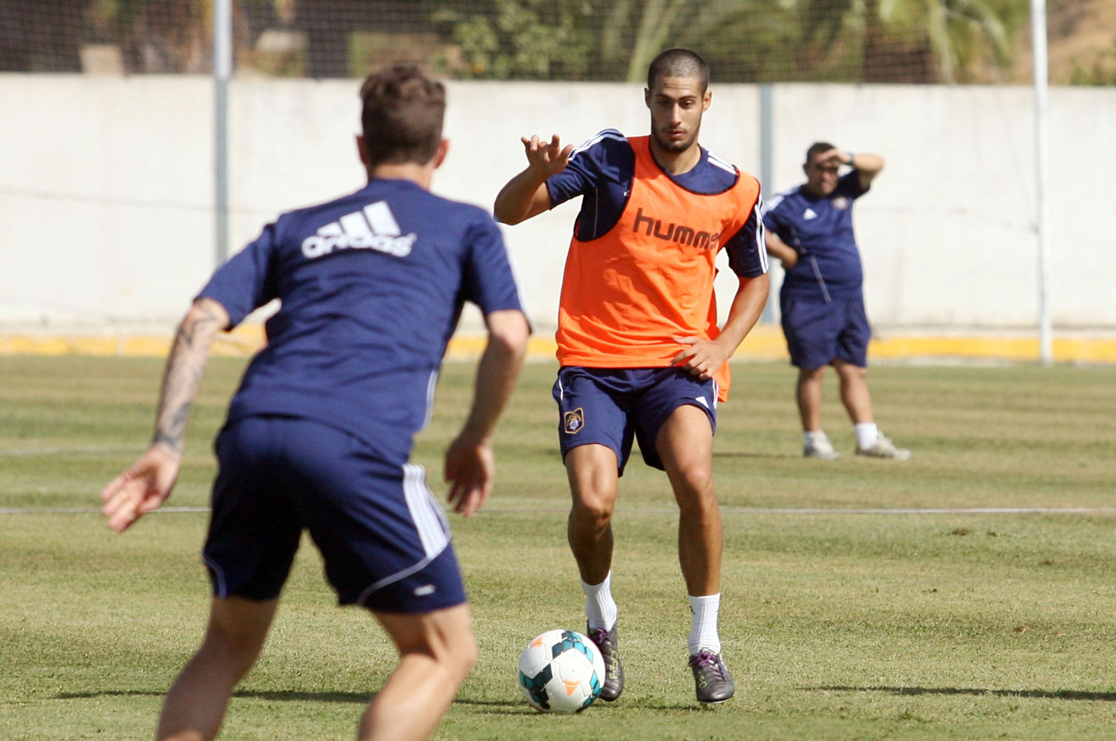 Álvaro Vega durante un entrenamiento con el Recre.