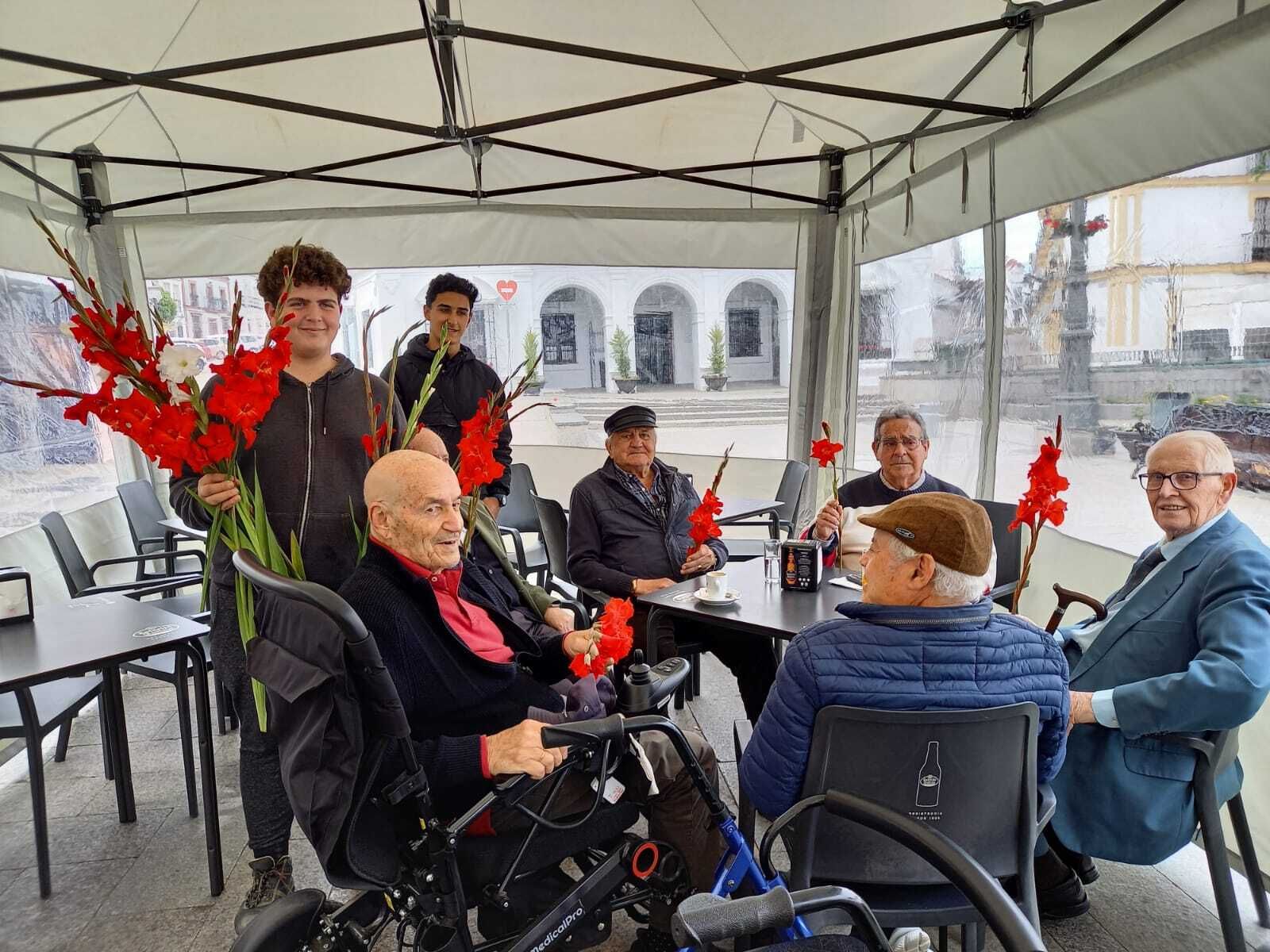 Alumnos de Cartaya reparten entre los vecinos gladiolos cultivados por ellos