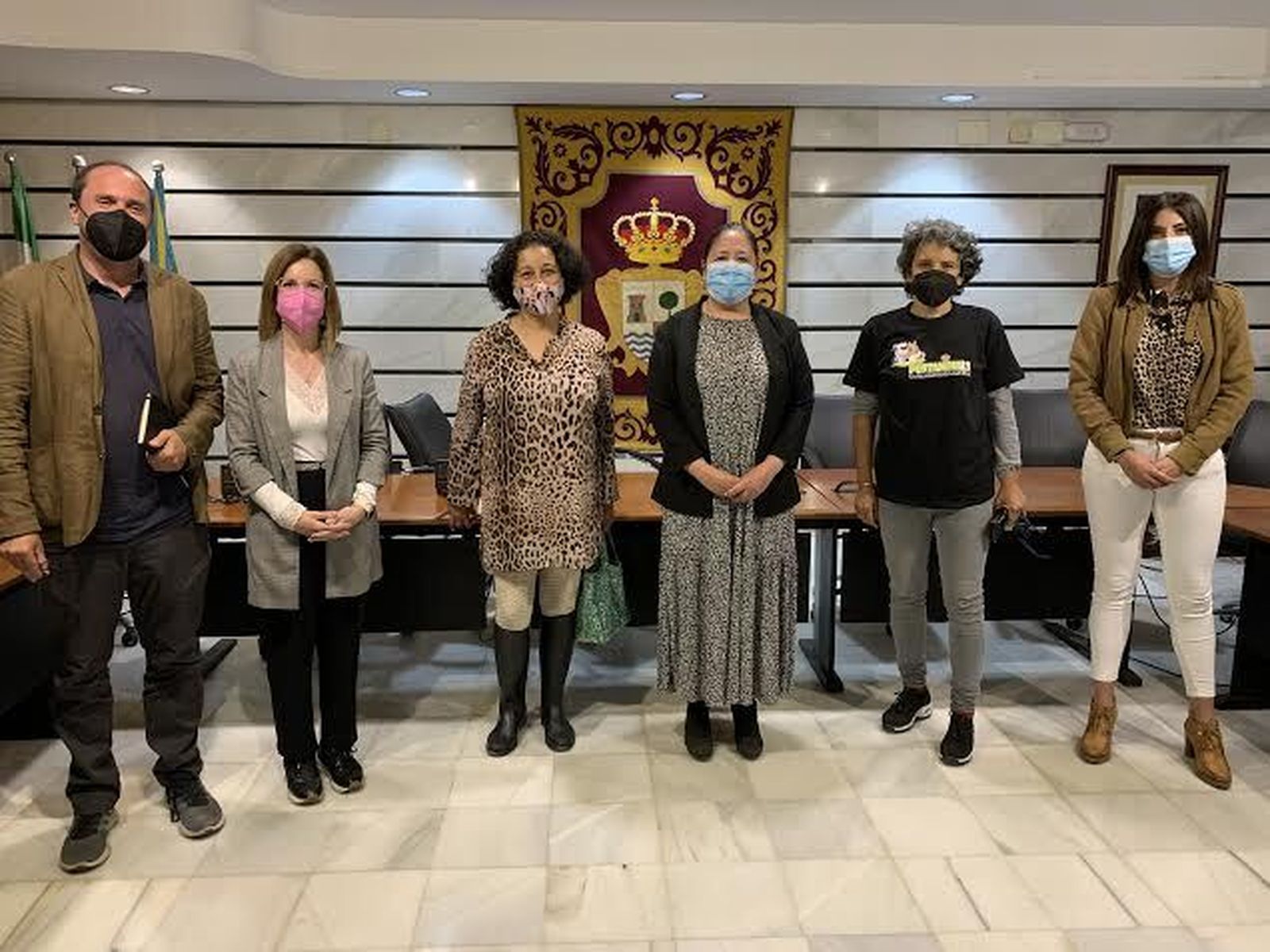 La alcaldesa junto con representantes de la protectora Puntanimals