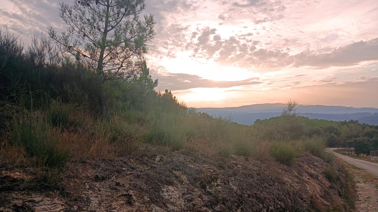 Amanecer desde la cuesta que asciende a Cudeiro.