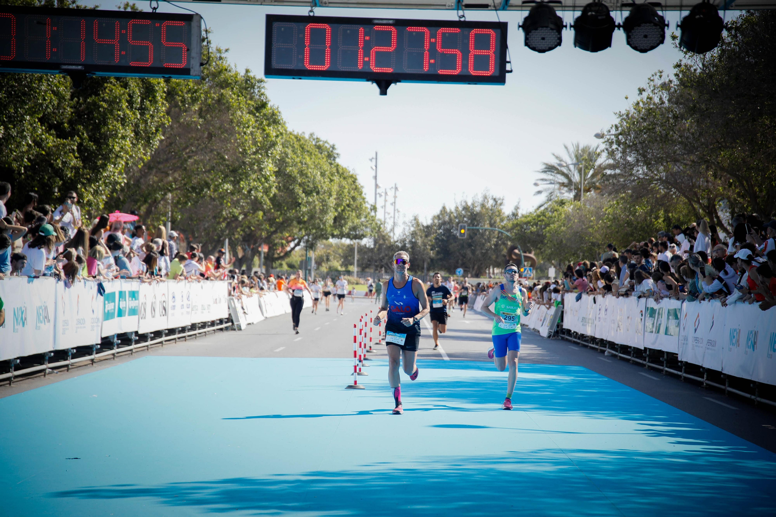Imágenes de la llegada de la Media maratón Ciudad de Almería