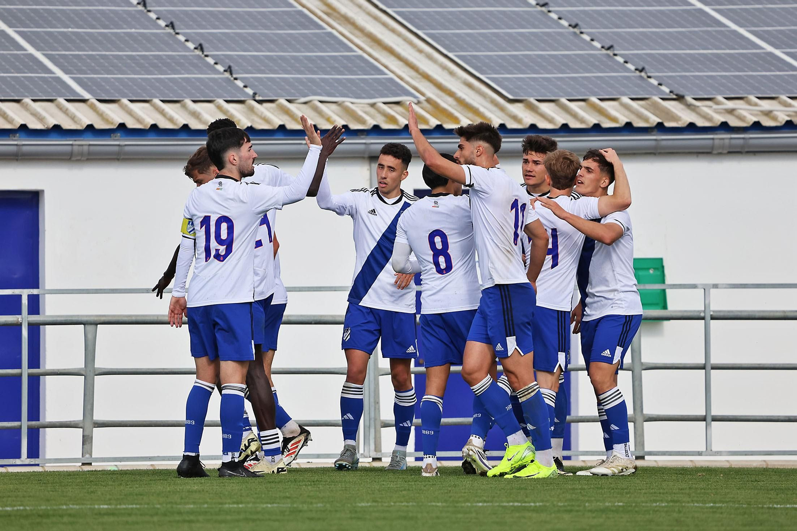 Los jugadores del Atlético Onubense celebran un gol esta temporada.