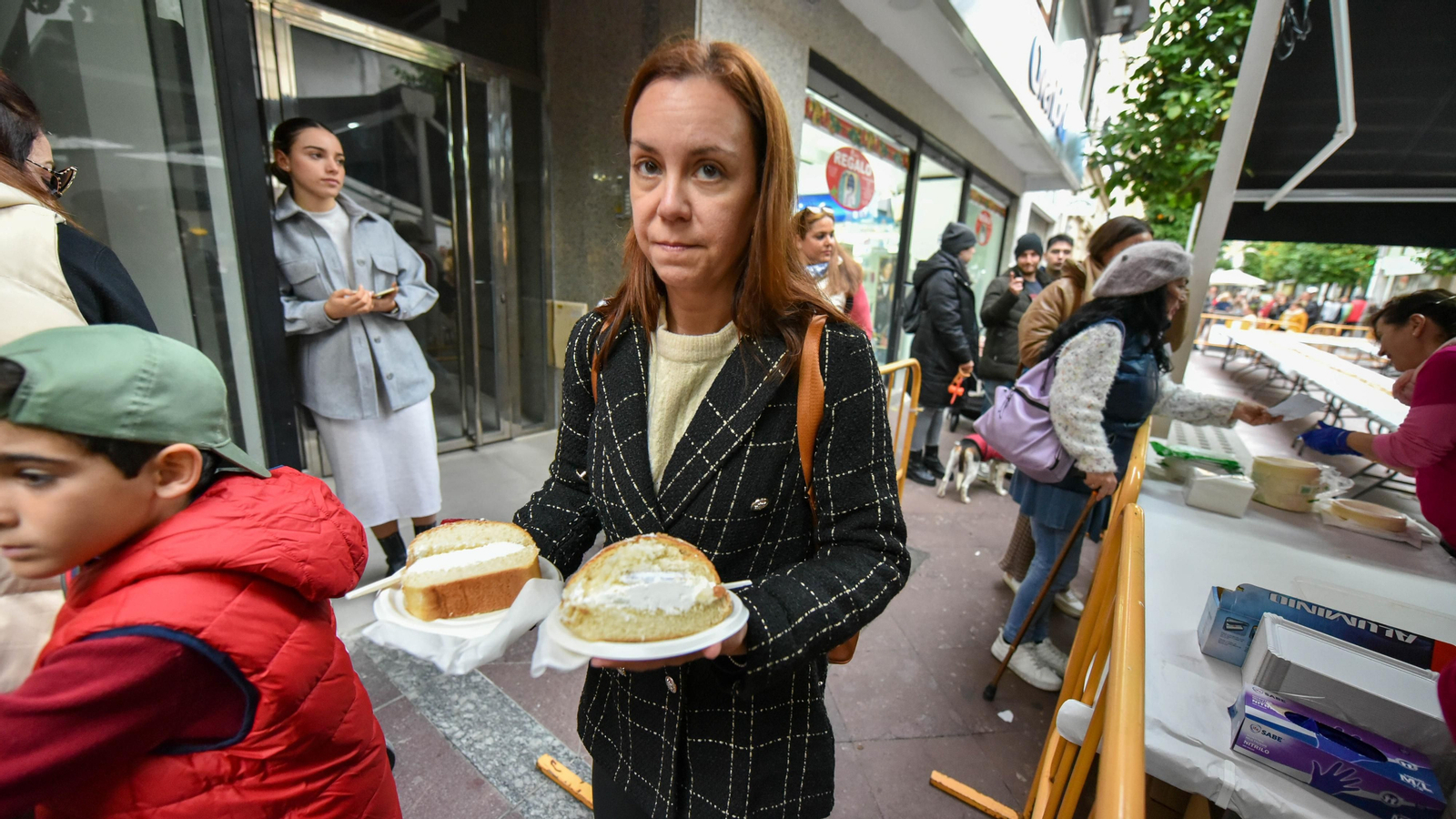 El III roscón de Reyes gigante solidario de Algeciras, en imágenes
