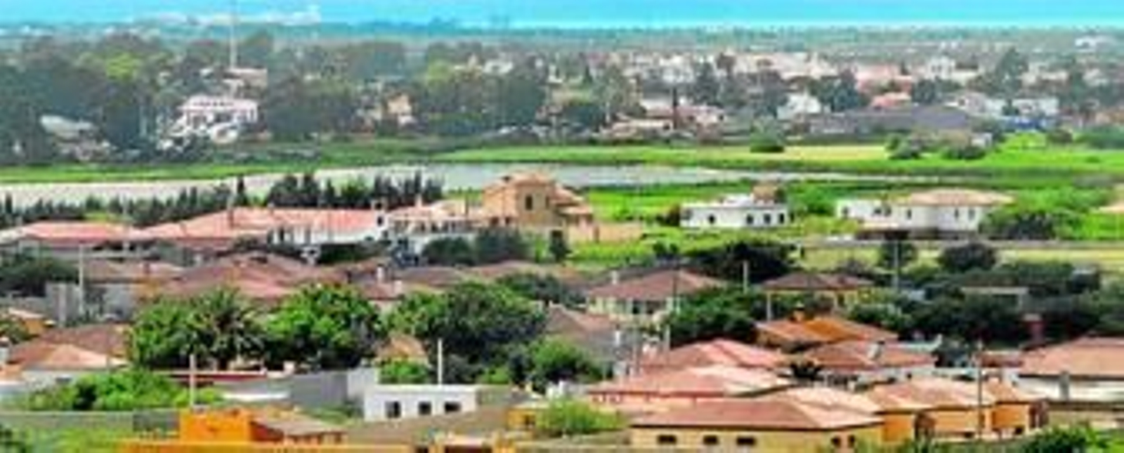 Panorámica de una zona del diseminado en la que se observa la laguna de la Rana Verde.