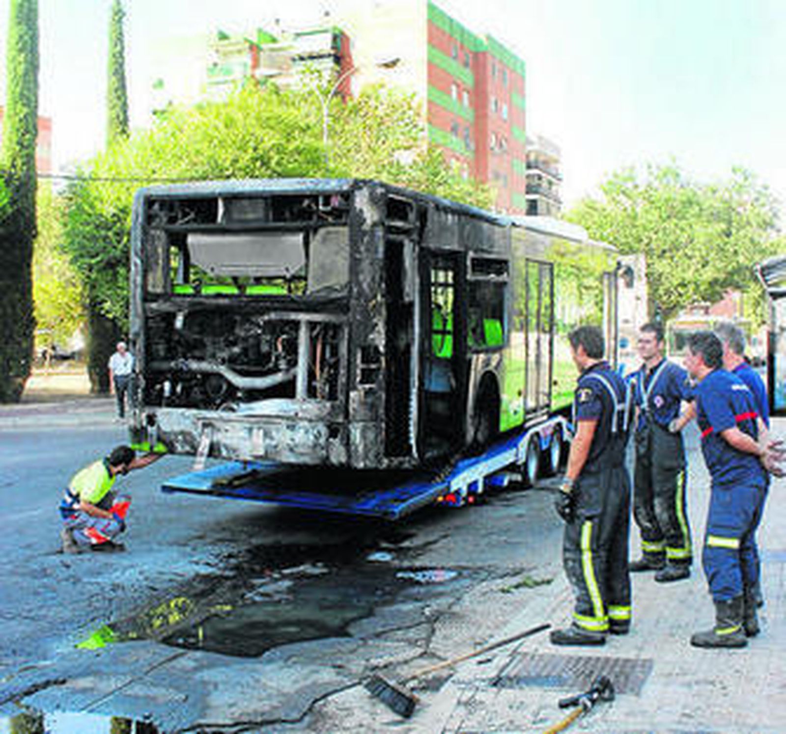 Autobús de la línea 2 de Aucorsa incendiado ayer.
