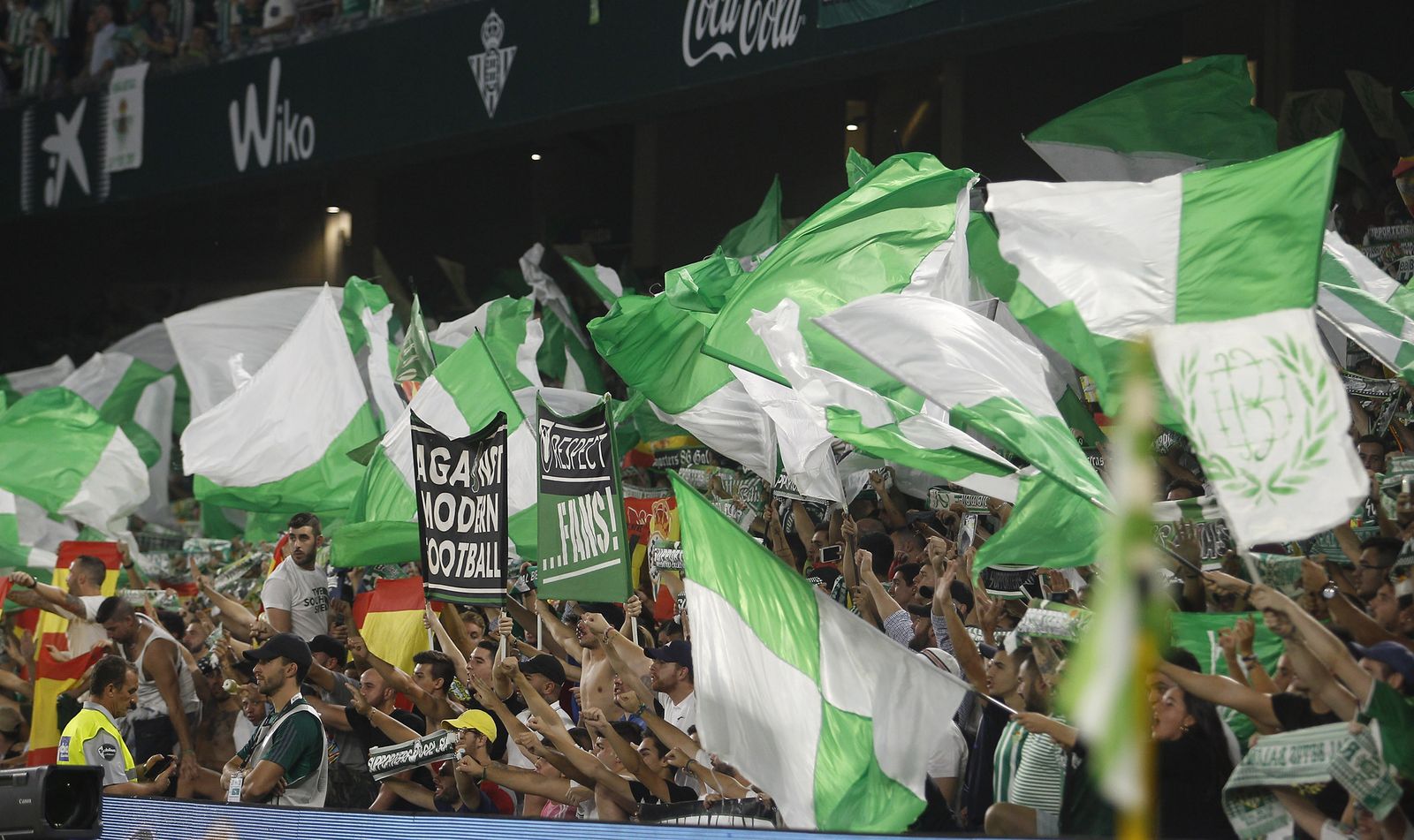Imagen de la grada Gol Sur 1907 durante un encuentro en el Benito Villamarín.