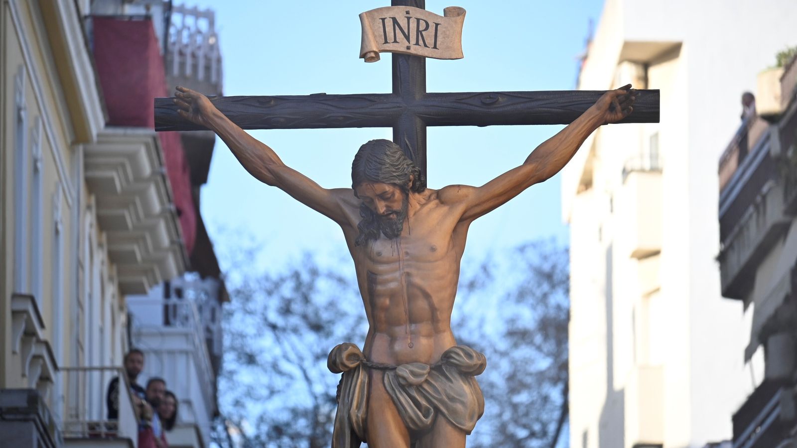 El Cristo de la Buena Muerte saliendo de su templo.