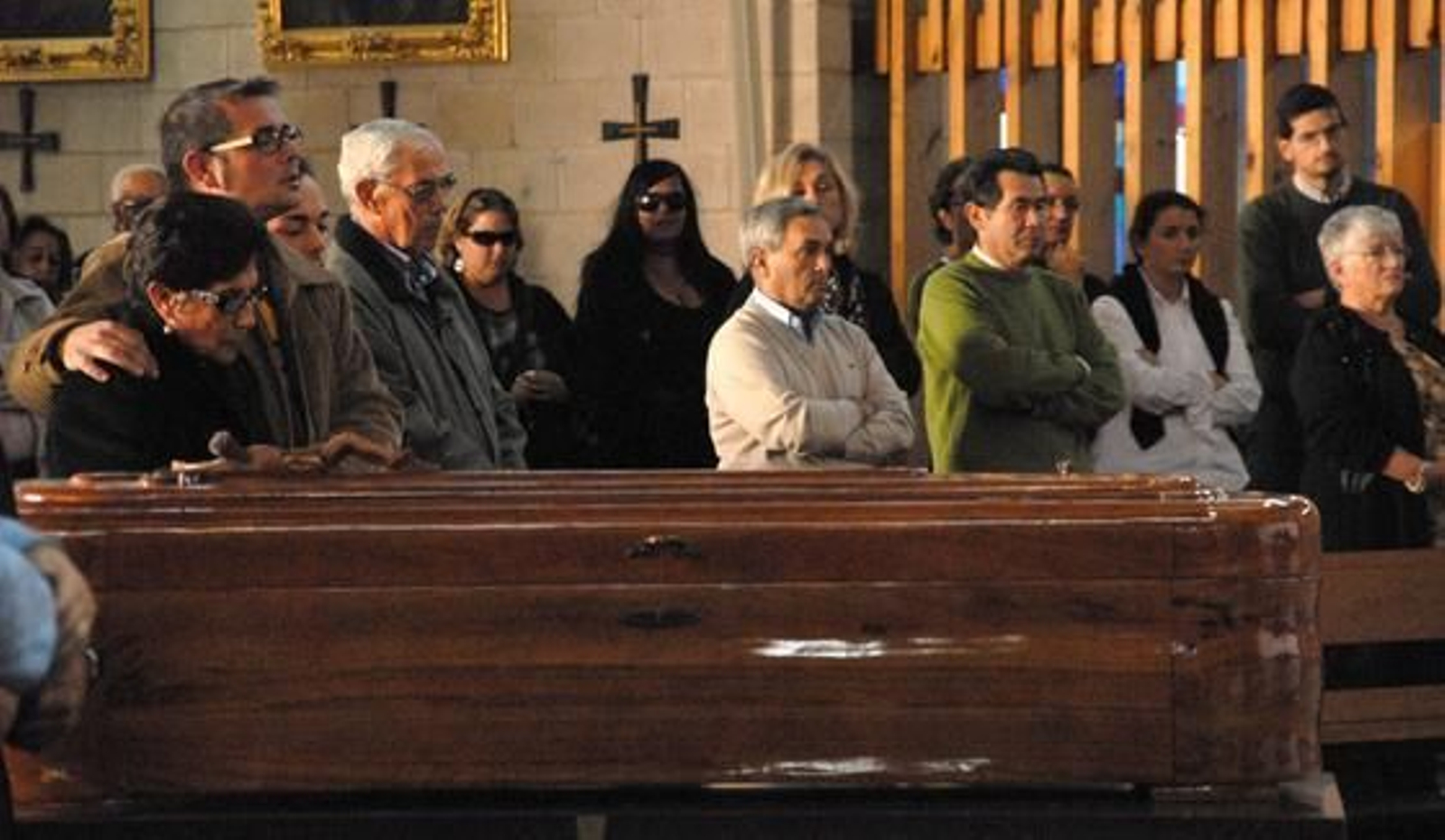 Amigos y familiares dan su último adiós al funcionario del Ayuntamiento isleño Manuel Pereira Fontao, asesinado el sábado.

Foto: Rioja