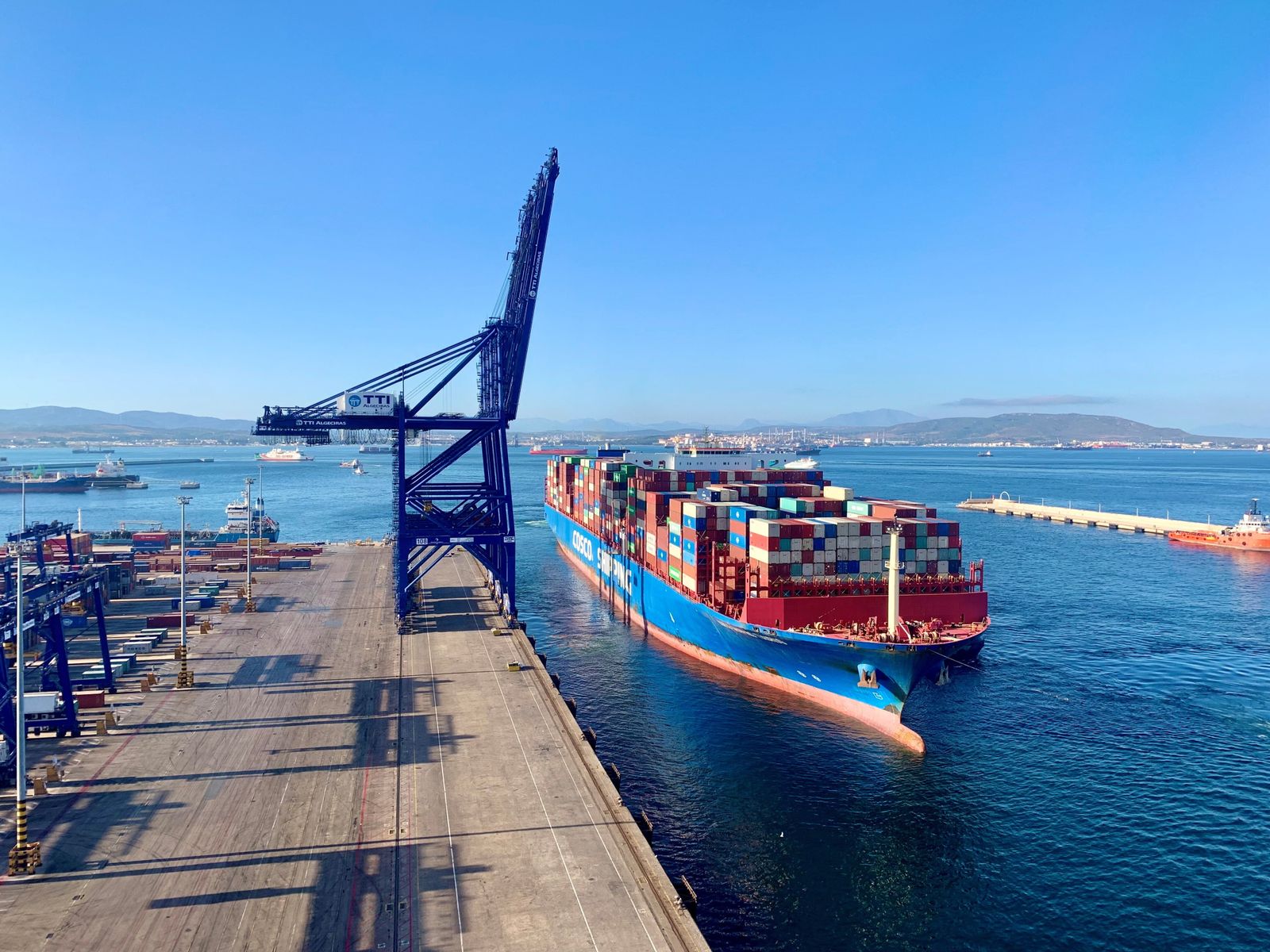 El 'Cosco Shipping Taurus' a su llegada al Puerto de Algeciras.