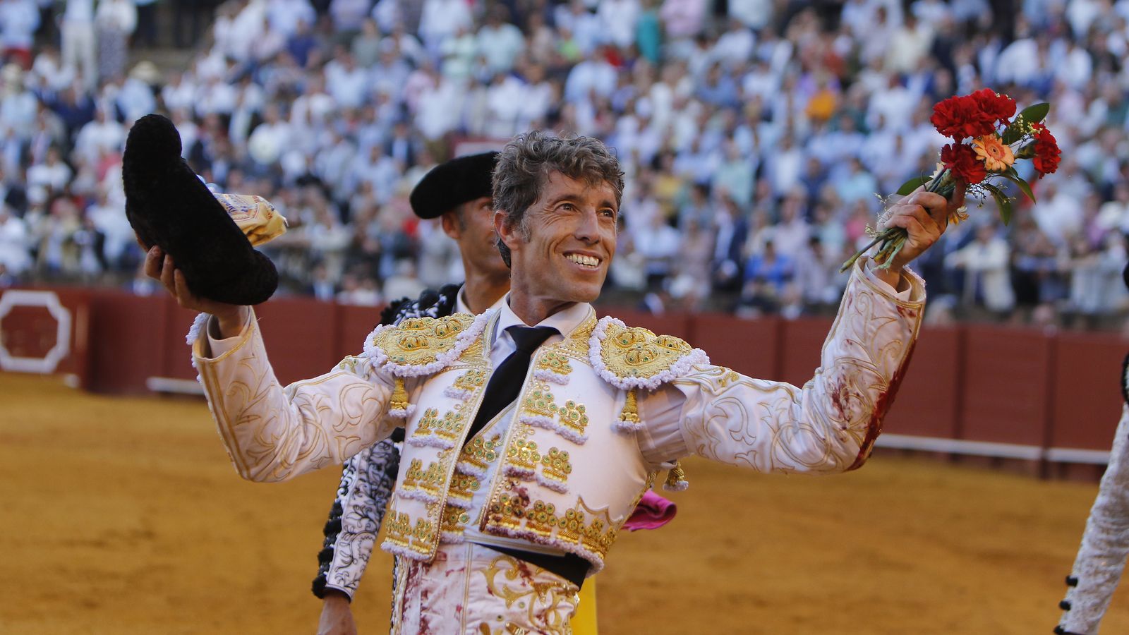 Manuel Escribano dando la vuelta al ruedo con la oreja.