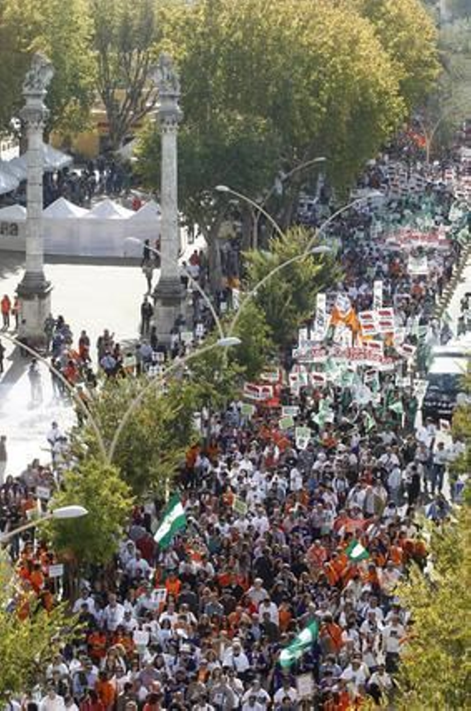 Miles de funcionarios se manifestaron desde la Alameda de Hércules hasta el Parlamento andaluz contra el decreto de la Junta bajo el lema 'Defiendo mi derecho y la gestión pública'.

Foto: Antonio Pizarro