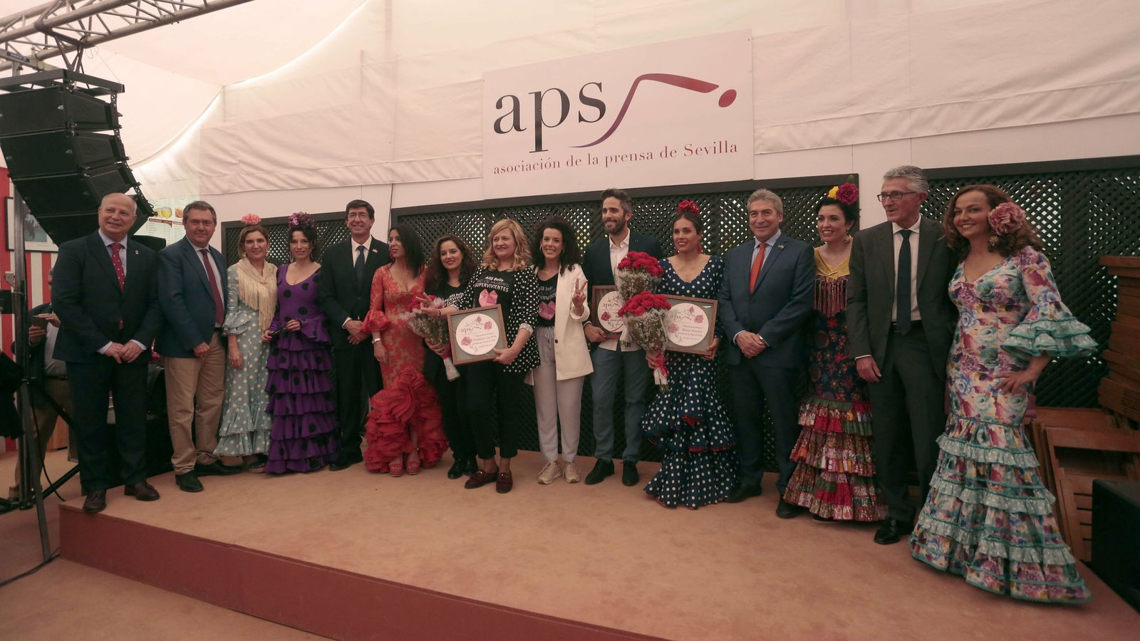 Los premiados con los claveles de la prensa con varios consejeros, el alcalde de Sevilla Juan Espadas, y el delegado del Gobierno Lucrecio Fernández.