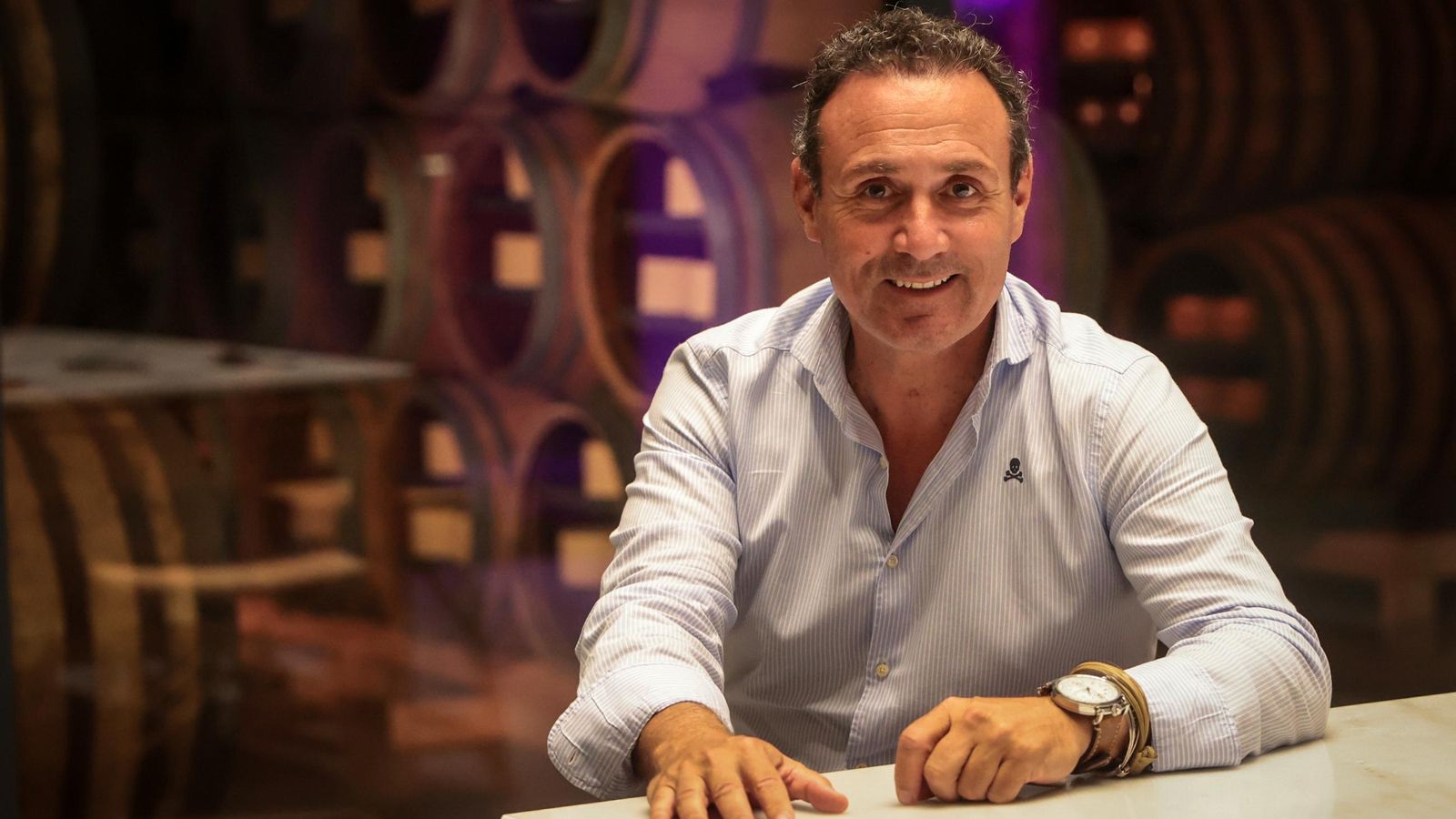 Miguel Divasson, propietario de Alimentias, con la cava de curación del queso de 'Sherry Cask' al fondo Miguel Divasson, propietario de Alimentias, con la cava de curación del queso de 'Sherry Cask' al fondo
