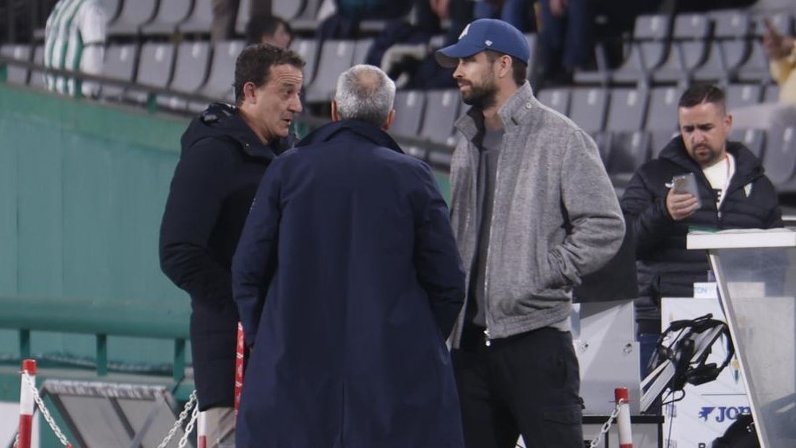Gerard Piqué charla con César Sánchez antes del Córdoba CF-Andorra en El Arcángel.