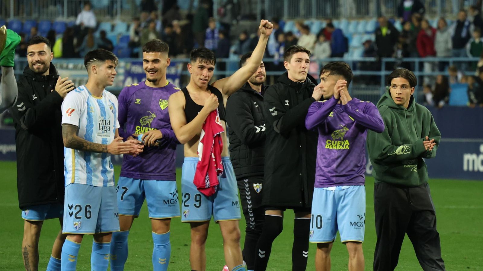 Izan Merino celebra junto a los compañeros la victoria con la afición