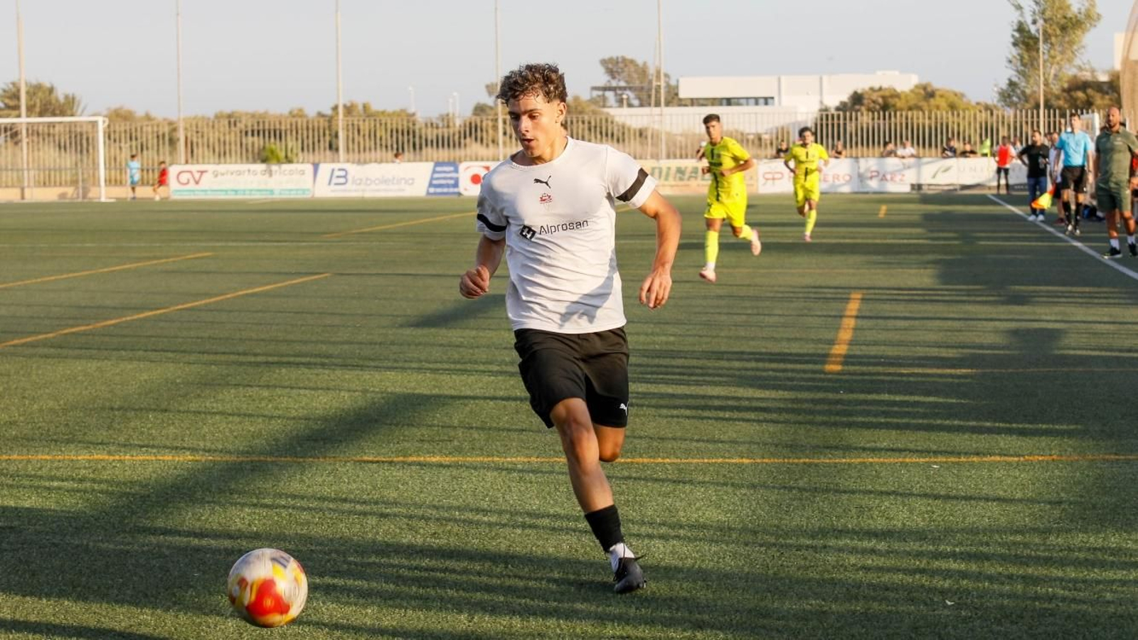 Mario Polo, en una acción ofensiva del equipo almeriense.