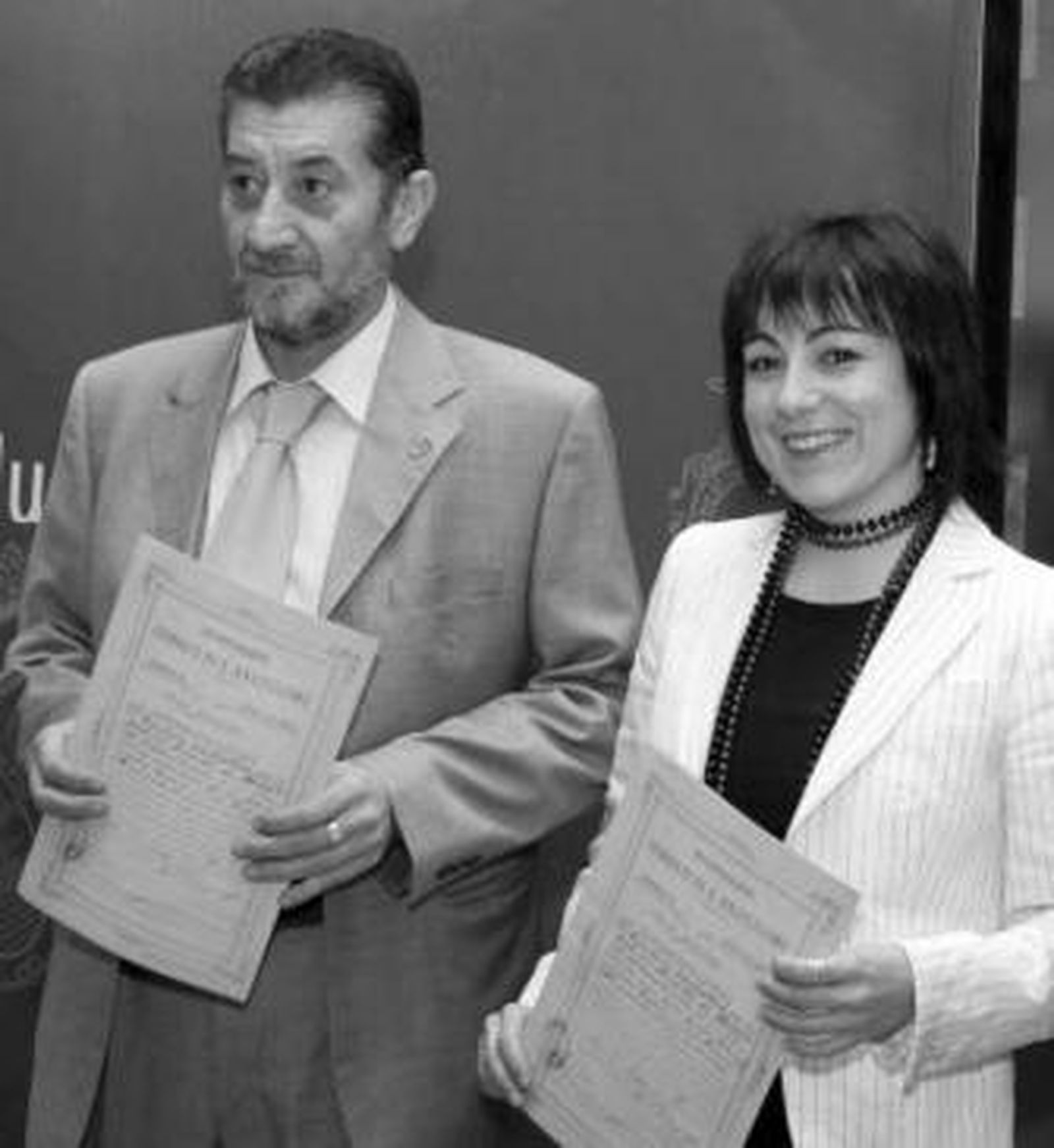 Rafael Gómez y Elena Tobar, con la reproducción del valioso manuscrito.